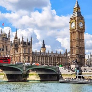 Big Ben y el Parlamento británico junto al río Támesis en Londres, Inglaterra.