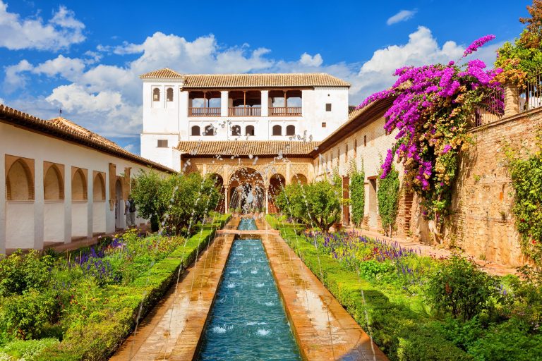 Palacio y jardines del Generalife en el conjunto monumental de la Alhambra, Granada, España.