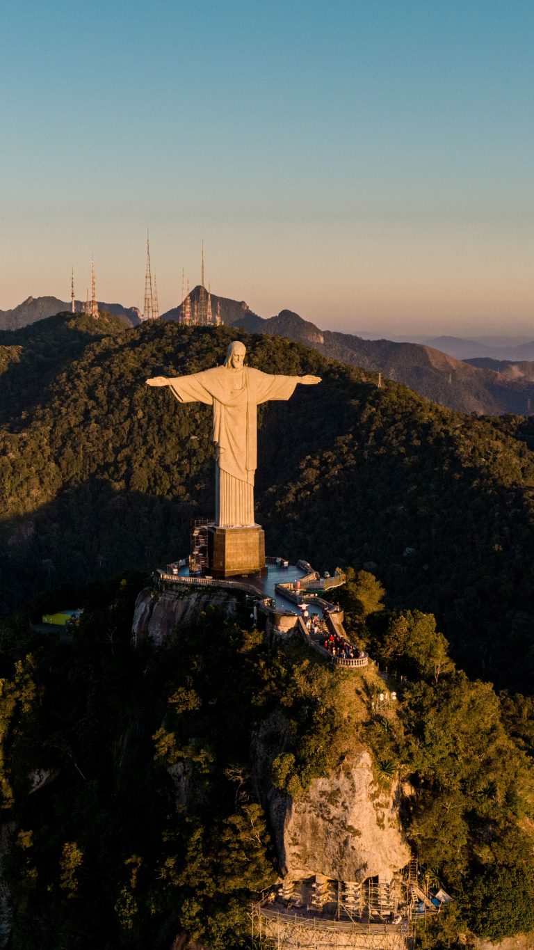 Cristo Redentor con vista panorámica de Río de Janeiro durante el Carnaval