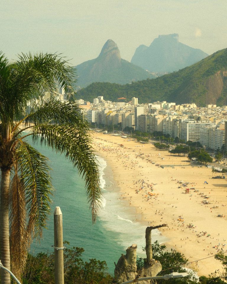 Playa de Copacabana en Río de Janeiro con el Pan de Azúcar de fondo