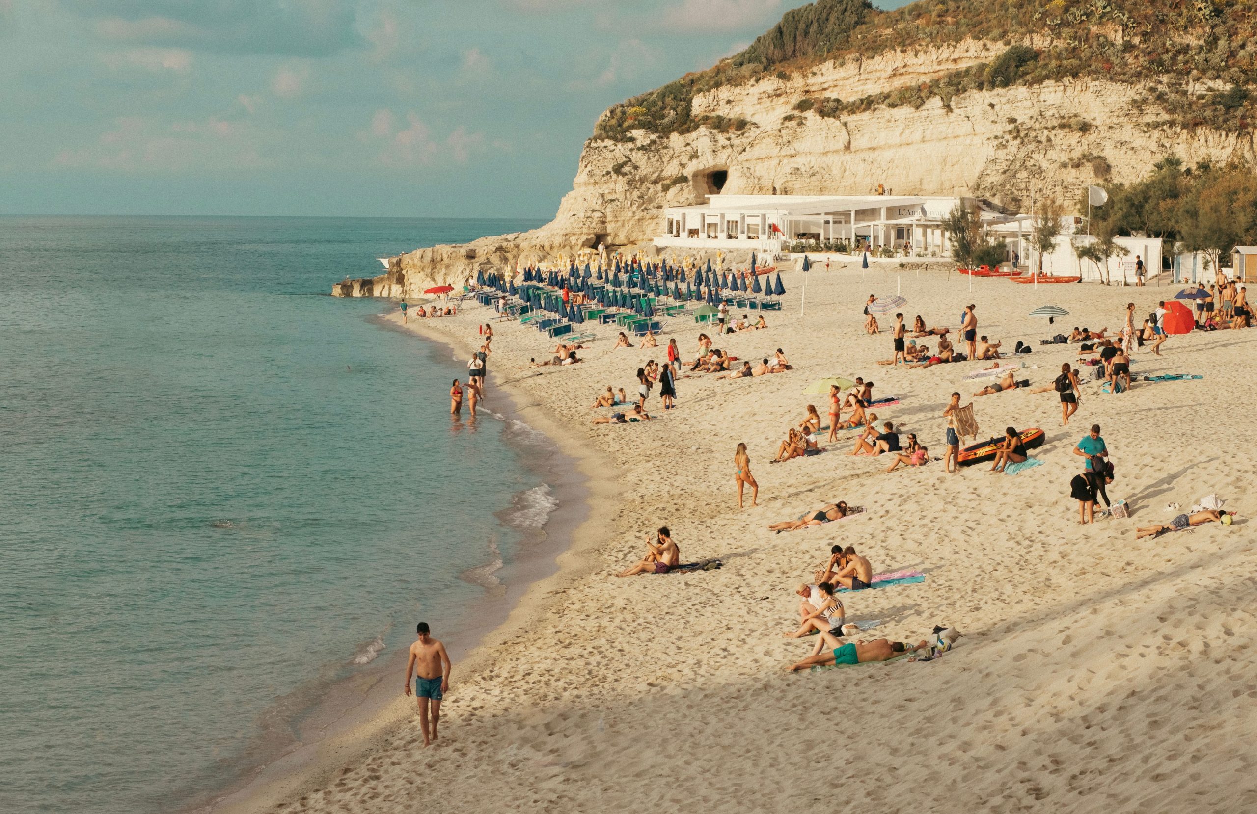 Conocer Calabria. Playa de Tropea. Circuito en Italia en Tren acompañado en español Mac Travel Viajes Uruguay