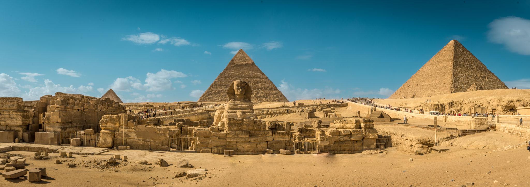 Pirámides de Guiza y Gran Esfinge de Egipto al atardece