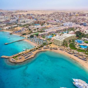 Playa y aguas turquesas del Mar Rojo en Hurghada, Egipto