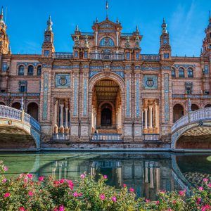 Plaza de España de Sevilla, con sus puentes, canales y arquitectura monumental.