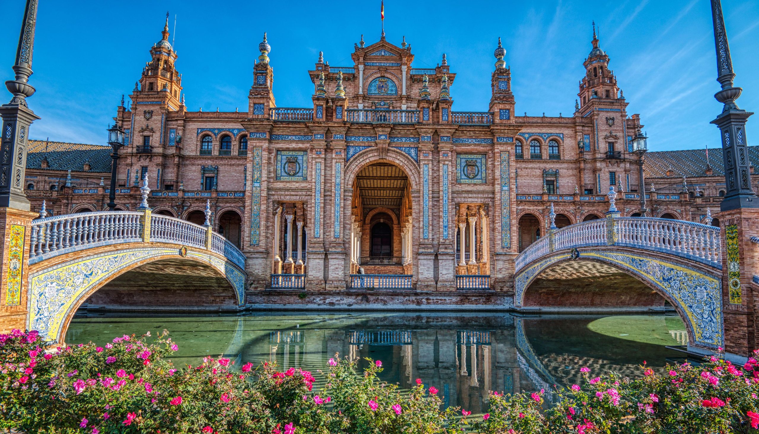 Plaza de España de Sevilla, con sus puentes, canales y arquitectura monumental.