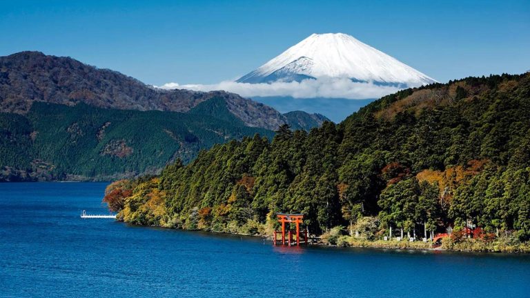 Monte Fuji sobre el lago Ashi en Hakone, Japón